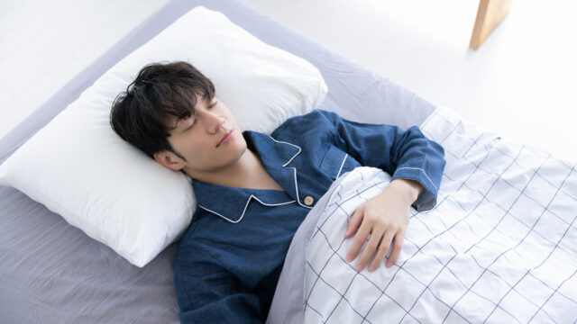 【ベッドなしでOK】一人暮らしでも快適に眠る方法｜持たない暮らしが、眠りをやさしくする